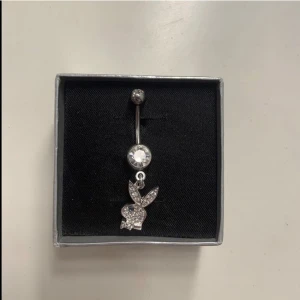 Playboy navelpiercing - Säljer denna fina Playboy navelpiercing, aldrig använt