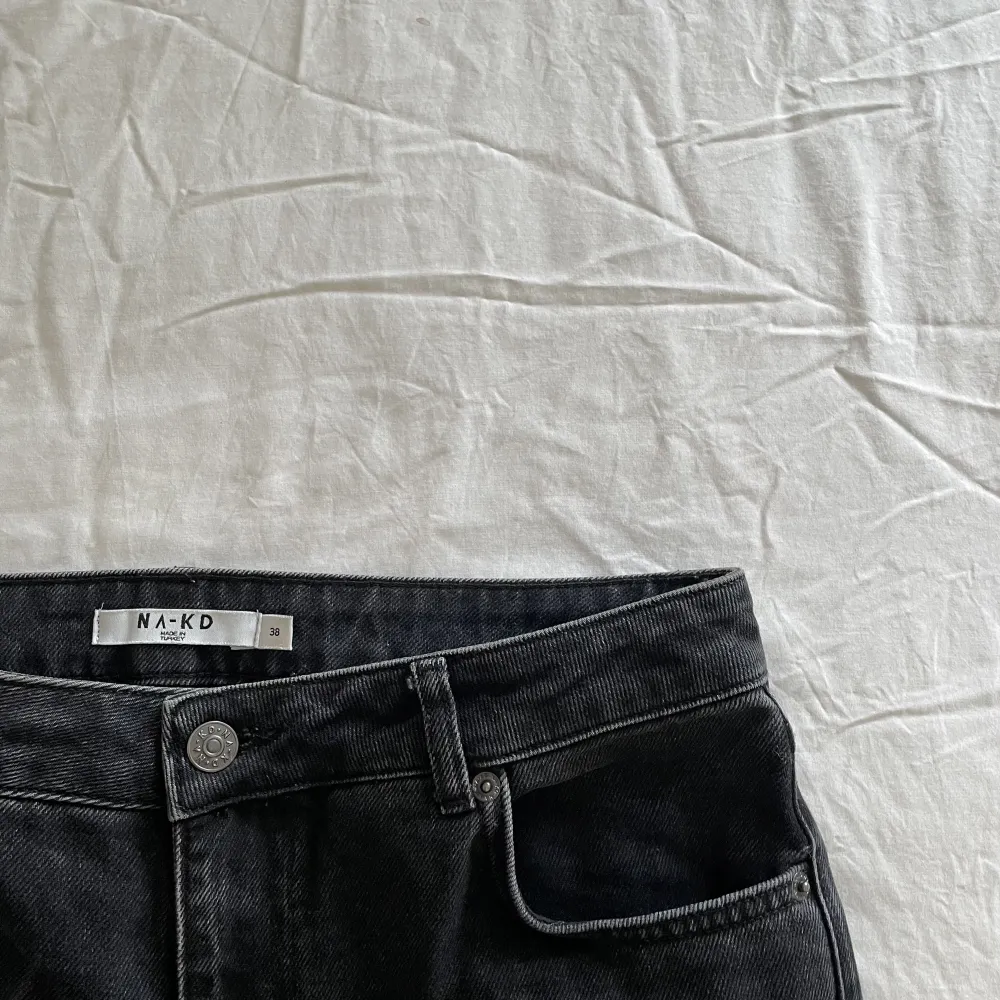 Svart/grå jeans me snygga detaljer på fickorna där bak. Midwaist från NA-KD x Ida Carlsson😊släng iväg ett pm vid intresse eller frågor . Jeans & Byxor.