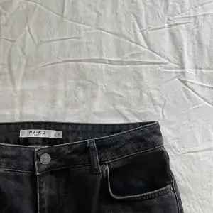 Svart/grå jeans me snygga detaljer på fickorna där bak. Midwaist från NA-KD x Ida Carlsson😊släng iväg ett pm vid intresse eller frågor 