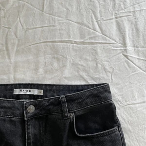Gråa jeans  - Svart/grå jeans me snygga detaljer på fickorna där bak. Midwaist från NA-KD x Ida Carlsson😊släng iväg ett pm vid intresse eller frågor 