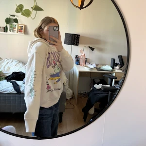 Hoodie från weekday  - Cool hoodie som är köpt på weekday för ett par år sedan! Stl S men är oversize i storleken!!  Inga defekter, köparen står för frakt och skriv om du har frågor eller funderingar! 💞💞