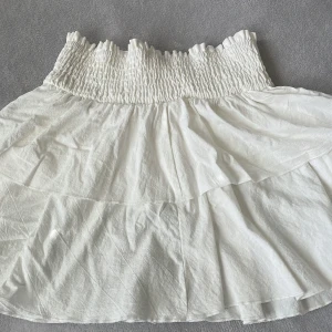 Kjol - En volangkjol i storlek S. Aldrig använd