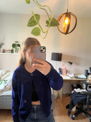 Kofta från Holly&Whyte - Så söt mörkblå kofta, perfekt till sommaren!!  Sitter lite oversize på mig som vanligtvis är S eller M!  Skriv om du har frågor eller funderingar! 💞 köparen står för frakt 💗