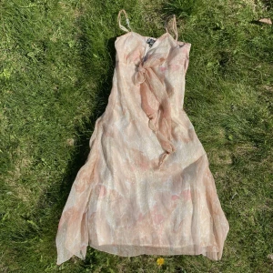 Långklänning med pärl detaljer - Blommig sommarklänning med pärlor på axelbanden och rosett vid bröstet.  