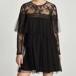 Klänning från Zara  - Svart spetsklänning från Zara i storlek L men skulle säga att den är mer som en S/M. 