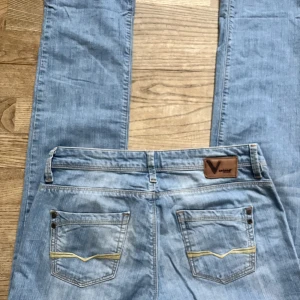 Lågmidjade jeans  - Lågmidjade raka jeans med fina bakfickor! Tyvärr lite för stora och långa för mig. Midjemått 38 cm, innerbenslängd 80 cm❤️‍🔥