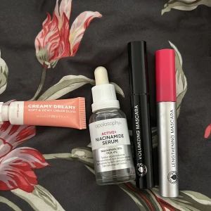 Smink och hudvård  - Säljer dessa produkter. Nicanamide serumet är helt oanvänt fick den i present av min vän som arbetar på kicks. Blushet har använts 3 gånger men är nästan helt full. Mascarorna är 15 kr st köper man båda blir det 25 hör av er om ni vill veta specifika pris