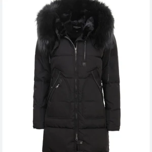 Vinterjacka Cedrico Monet  - Inköpspris 6300 kr, säljes för 1200 kr. Bra skick. Kan skicka egna bilder vid intresse. Riktigt varm dunjacka! Aldrig frusit i den.