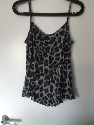 Leopard linne från Gina tricot, använd flertal gånger därav priset. Köparen står för frakten