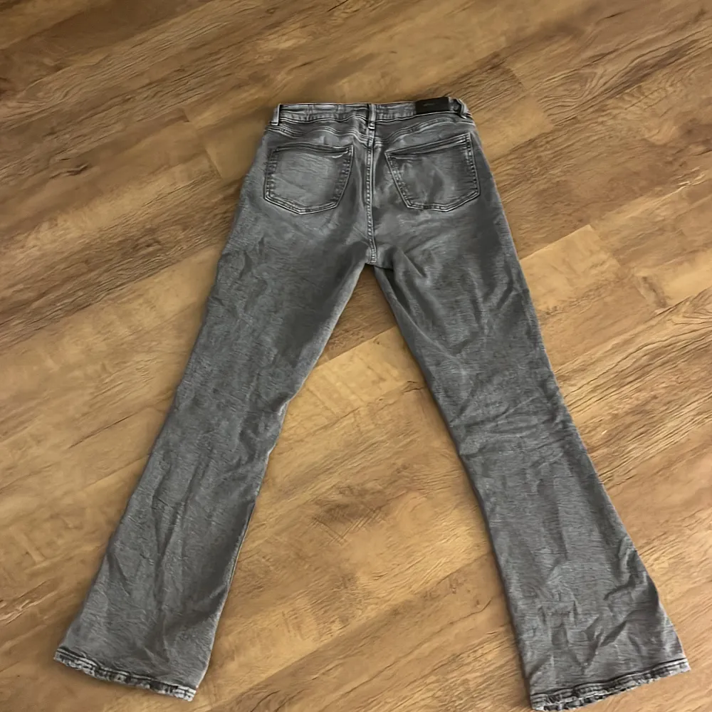 Säljer ett par gråa, lågmidjade,  utsvängda jeans från Gina Young i storlek 164 pga att de är för stora för mig  Jeansen är knappt använda o därav o mycket bra skick . Jeans & Byxor.