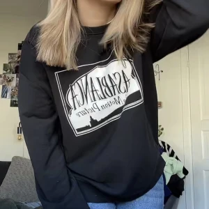 Sweatshirt med tryck  - Snygg och stilren sweatshirt med vitt tryck!