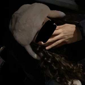 Öronlappsmössa  - Supersöt vit öronlapsmössa! Ligger tyvärr bara hemma då jag har en ny. Då jag knappt använt den så skulle jag säga att den är som ny! Passar huvud med omkrets 52-54. Bara att fråga om fler bilder!💞 OBS: KONTAKTA FÖRE KÖP❣️❣️