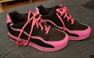 Svarta och rosa skor  - Gympaskor i svart och rosa. Innersulan 22cm. Aldrig använda.