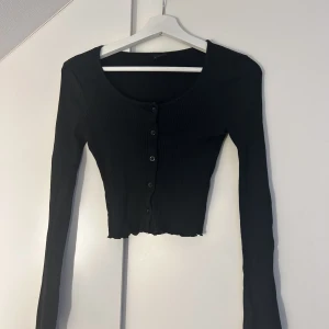Långärmad - Säljer denna superfina långärmade tröja från Gina tricot i storlek S.