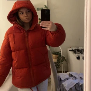 Jacka H&M Röd - Jag säljer nu min röd/orangea jacka från h&m. De är den modellen som va väldigt populär förra året. De är den som är åt de lite mer orangea hållet men skulle absolut säga att den upplevs som en röd jacka, ni ser på bild 2 hur den ser ut i dagsljuset💕