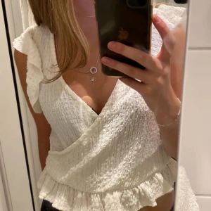 Söt vit topp  - Säljer den här vita toppen från monki då den inte kommer till användning! 😊 första bilden  är lånad från förra säljaren som jag köpte toppen från här på plick!!! Storlek xxs men sitter som en s!
