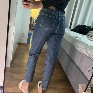 Jeans (mom) - Använda ett fåtal gånger. Lite tjockare material och perfekt nu under vintern. 