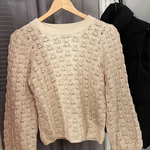 Stickad tröja - En jättefin stickad tröja som inte alls är använd många gånger 