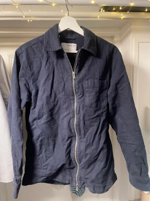Snygg overshirt  - En blå overshirt från selected home inte använd många är lite smått rynkig men stryker man så ser den så gott som ny ut