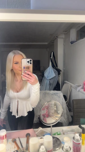 Vit Ginatricot tröja - Andvänd 1 gång, säljes pga för liten för mig, ny pris 259kr