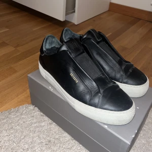 Axel Arigato skor storlek 40 - Säljer mina skor från Axel Arigato, storlek 40. Dem är lite använda men inga skador.  Modell : Clean 360 Laceless Nypris: 2650 kr