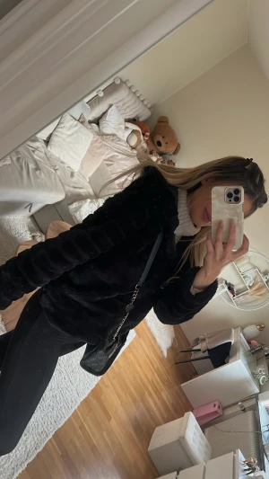 Supermysig jacka  - Jacka i fuskpäls material🐻 Jackan är i fint skick🌟 📌 storlek xs, passar xs/s Pm för fler bilder 🤎