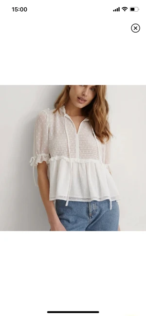 Blus från NA-KD  - Säljer denna fina blus från NA-KD, då den inte kommer till användning längre. Är sparsamt använd💗