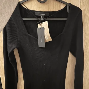 Svart klänning - Helt ny klänning från vero moda som aldrig är använd med prislapp kvar, skicka privat om bilder/vid intresse ❤️