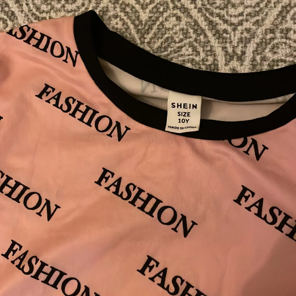 Säljer ett rosa det för att tröjan är för kort för mig. T-shirts.