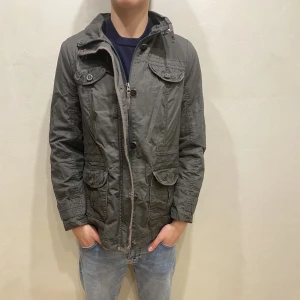 Safarijacka Biaggini - Hej! Säljer nu min jacka från märket Biaggini storlek M i fint skick. Modellen på bilden är 180cm lång och väger 80kg. Tveka inte på att höra av dig om du har några frågor eller funderingar kring varan!