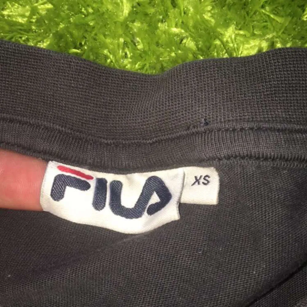 Fila t-shirt väldigt bra skick knappt använd . Blusar.