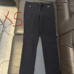 Kostymbyxor - 120kr strl xs. Fint skick går att mötas i malmö, svart/marinblå.