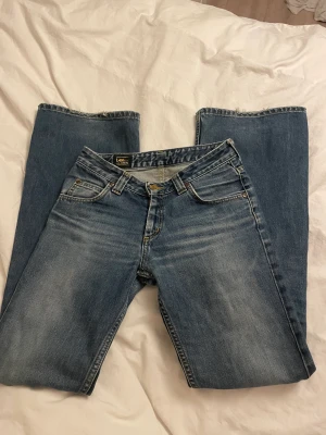 Lee jeans - Jättefina å lite y2k. Verkligen jättefina och coola men dom kommer inte till användning längre💗