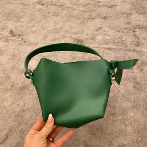 Snygg grön väska som inte kmr till användning
