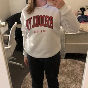 Vit tröja - Tröjan har inga fläckar och inga hål Har aldrig kommit till användning  