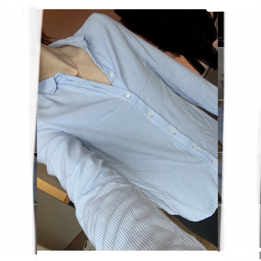 Vit- och blårandig skjorta i mjukt material. Det är små små ränder. 🌸. Skjortor.