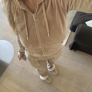Juicy couture - Säljer mitt beiga juicy sett, kofta och byxa. I bra skick och inga defekter✨Storlek xs