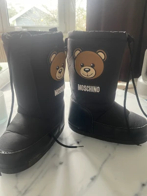 Moschino vinter boots  - Använda 1 mån förra vintern. Storlek 35/37 Äkta, inköpta på zalando.
