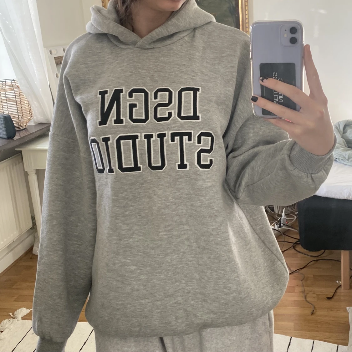 Grå hoodie med text - 90