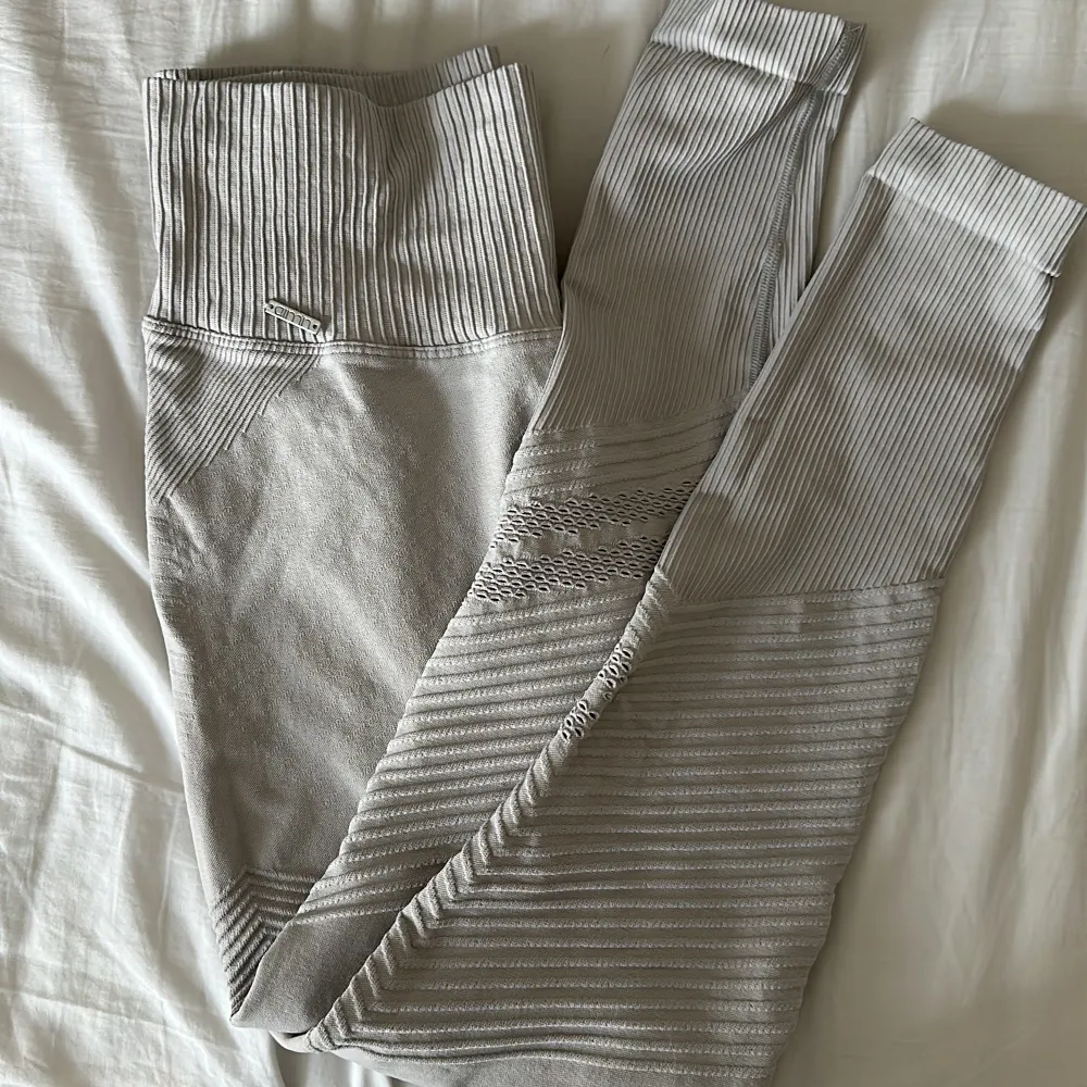 Träningsset med tights och croppad tröja från aim’n. Är använt några gånger, men är i bra skick! Endast tagen på byxan som lossnat på ena sidan. Grå/begie i färgen, storlek M i båda delarna.. Hoodies.