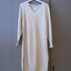 Mysig vinterklänning ❄️ - Stickad vinterklänning från h&m. Fint skick och skönt material. I storlek S! Skitmysig att ha hemma en kall dag⭐️💞