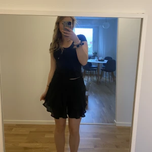 Svart volang kjol - Endast testad Svart gullig volang kjol Frakt tillkommer 