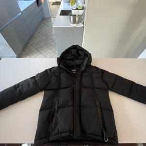 Superdry jacka  - Tjena! Säljer min superdry jacka pga att jag har växt ur den. En väldigt snygg,varm och stor Jacka vilket är perfekt nu inför vintern!  Storlek s 