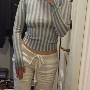 Randig topp - Supersnygg topp från bikbok som ej kommer till användning ❤️ knappt använd, mycket bra skick! Köpt för 400kr