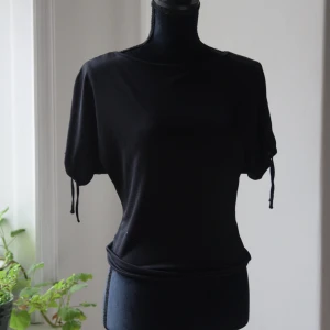 Svart festtopp - MEASUREMENTS length - 48 cm chest - 45 cm waist - 44 cm bottom - 37 cm 