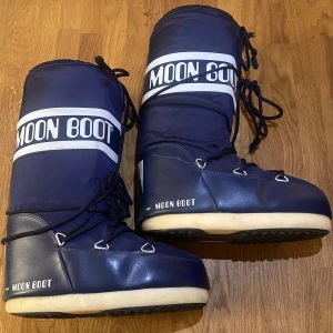 Moonboots - NYPRIS 2300kr Mörkblåa moonboots, använda ett fåtal gånger under förra vintern. Storlek 35-38, passar mig med storlek 38/39. Anmärkning (bild 3) 💙✨