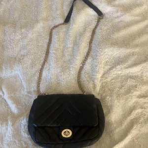 Axelremsväska - Super fin väska som aldrig kommer till användning!