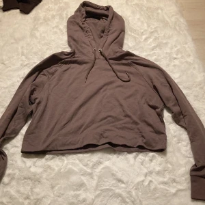 Kort brun tröja - Säljer min bruna tröja då jag inte tycker om den längre 
