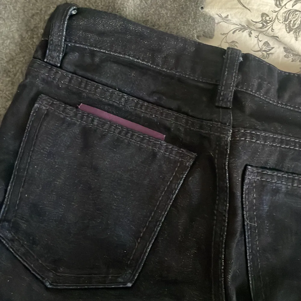 Superfina jeans från Eytys, sparsamt använda🥰💕Så snygga detaljer på jeansen! Säljer pga passar mig inte längre tyvärr:/  Färg ”purple velvet”, modell ”oregon” - långa i benen!. Jeans & Byxor.