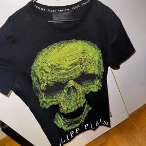 Philipp Plein T-shirt (M-L)  med fett tryck på.
